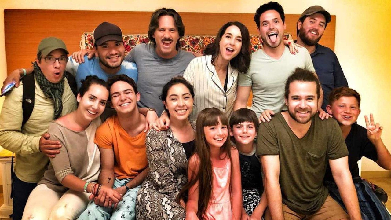 Mi Marido tiene Más Familia backdrop