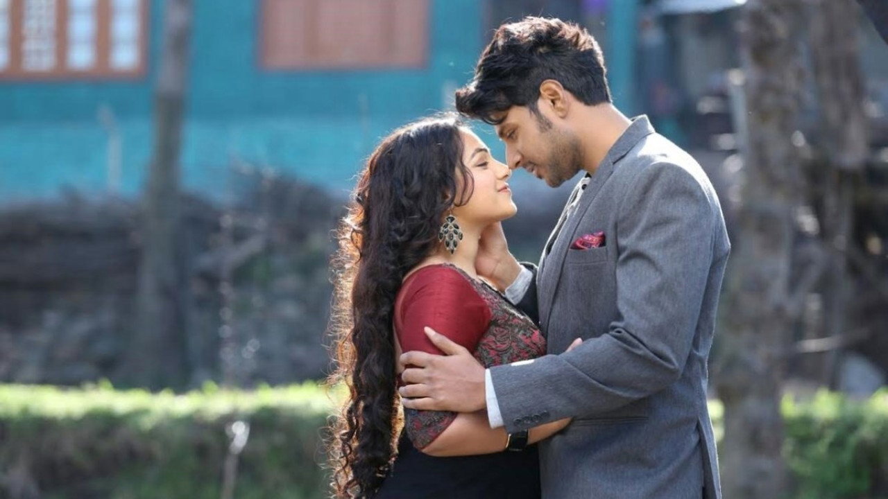 Okka Ammayi Thappa backdrop
